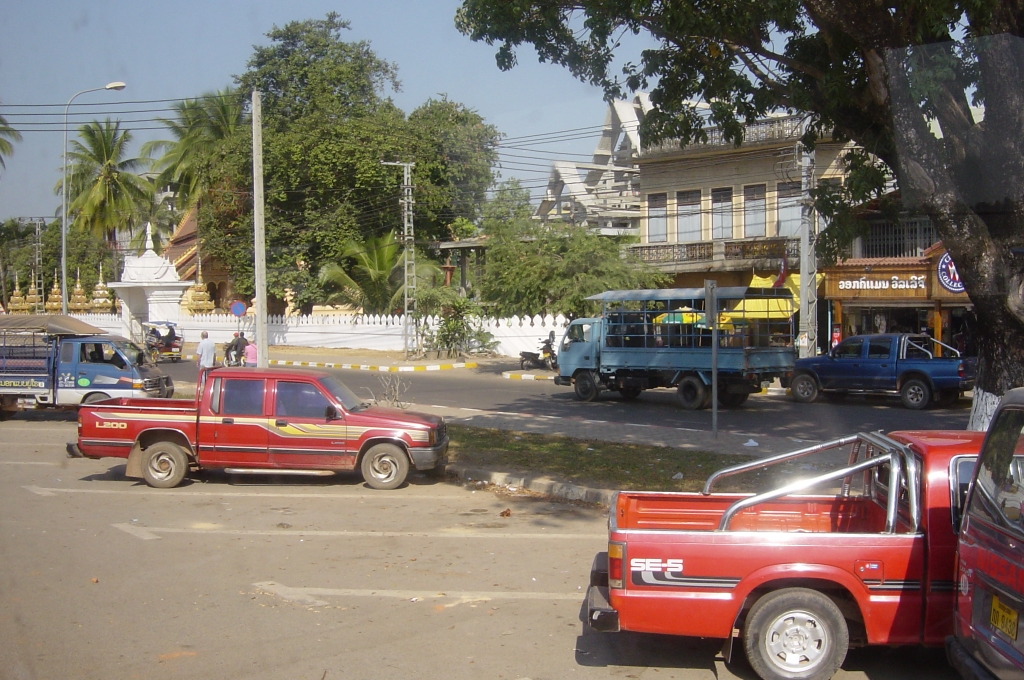Day 3 - Walking Around Vientiane : Laos (Jan'05) 4