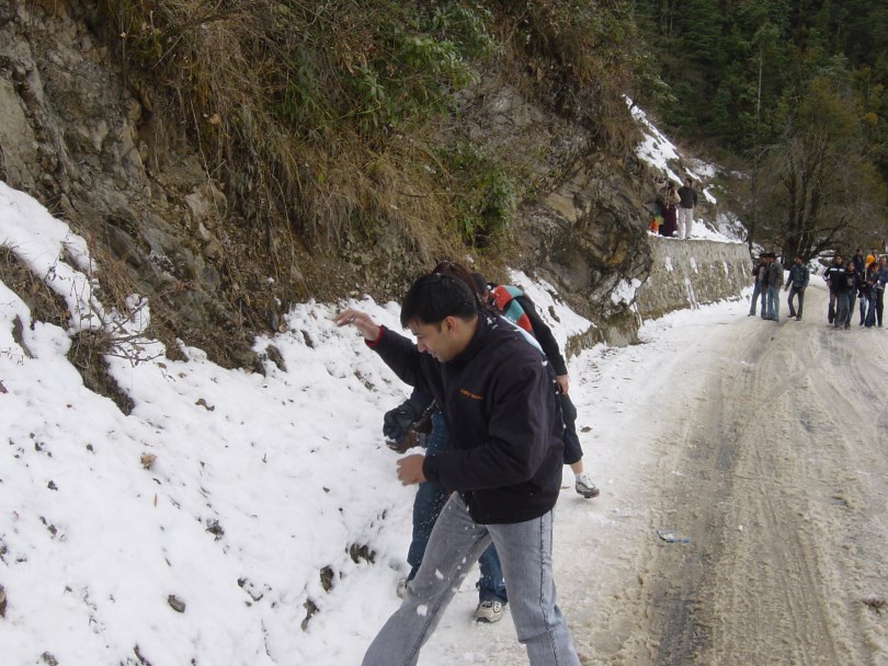 Team Building Activities in Dhanaulti Snowfall : India (Dec'06) 11