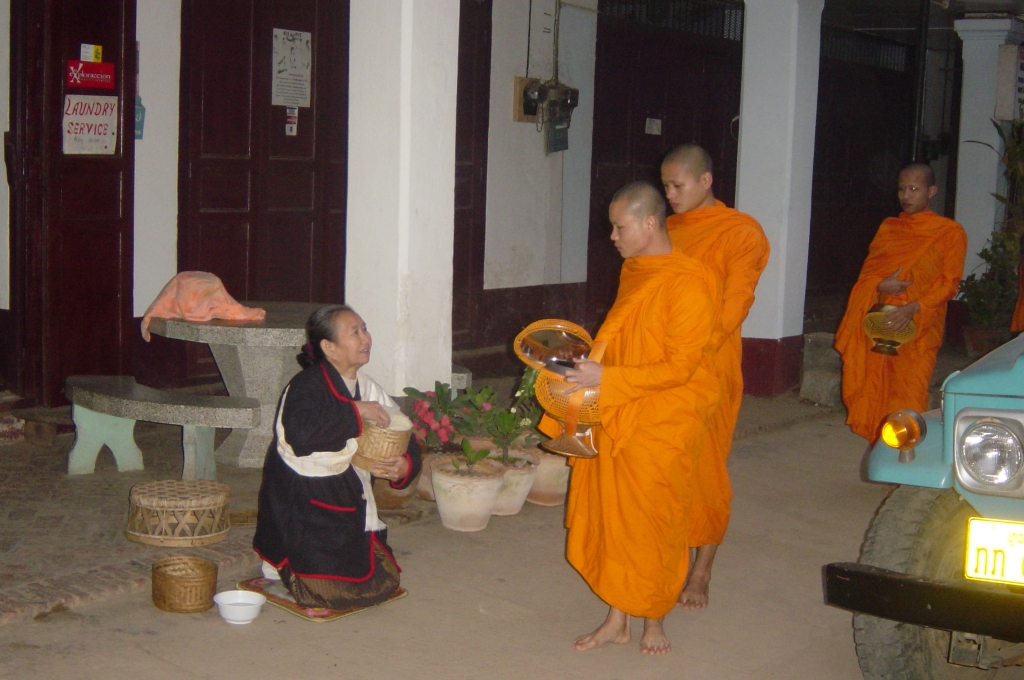 Day 2 - Celebrated New Year in Luang Prabang : Laos (Dec'04) 25